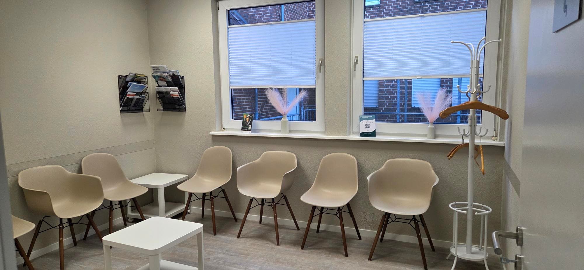 Wartezimmer mit vielen Sitzmöglichkeiten und Kleiderständer