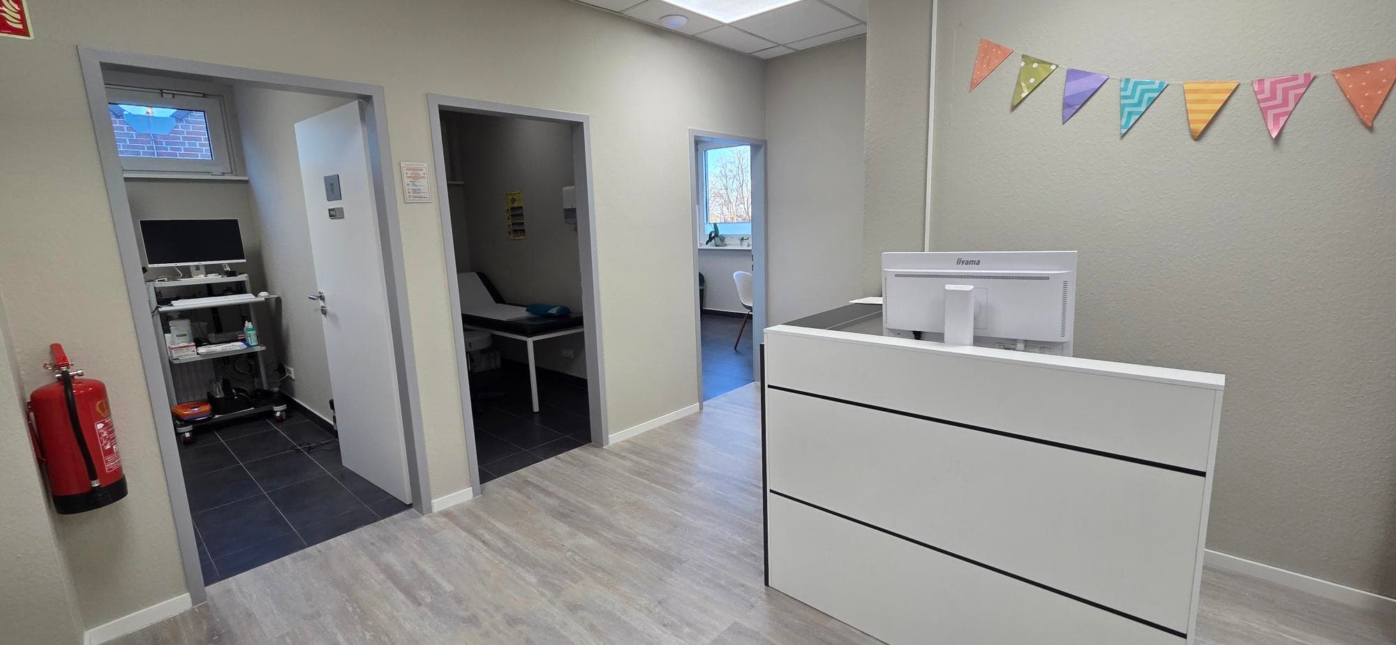 Check-Out Theke | Im Hintergrund Sonographie-, EKG- und Sprechzimmer 3